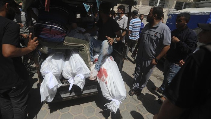 Korban Tewas Gaza Terus Meningkat, Kini Tembus 37 Ribu Orang Palestinians killed in the Israeli bombardment of the Gaza Strip are brought to al-Aqsa Hospital in Deir al-Balah, central Gaza Strip, Saturday, June 8, 2024. (AP Photo/Ismael Abu Dayyah)