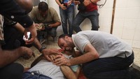 Jumlah tersebut mencakup sedikitnya 274 orang tewas dalam serangan Israel pada hari Sabtu (8/6) di kamp pengungsi Nuseirat, Gaza Tengah.  (AP Photo/Saher Alghorra)  