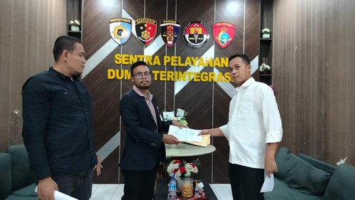 Kuasa hukum korban melaporkan polisi di Lombok Barat atas dugaan penggelapan mobil dan penyerobotan lahan, Senin (10/6/2024). (Dok. Adhar, kuasa hukum para korban)