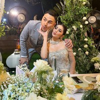 Tampil menawan, di resepsi pernikahannya Marco memilih mengenakan setelan jas kotak-kotak berwarna abu-abu. Sementara Debi tampil cantik dengan dress panjang bodycon bertabur payet dan rumbai. Foto: Instagram