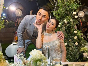 8 Foto Resepsi Marco Ivanos & Debi Sagita, Dekorasi Mewah Penuh Tanaman Hijau
