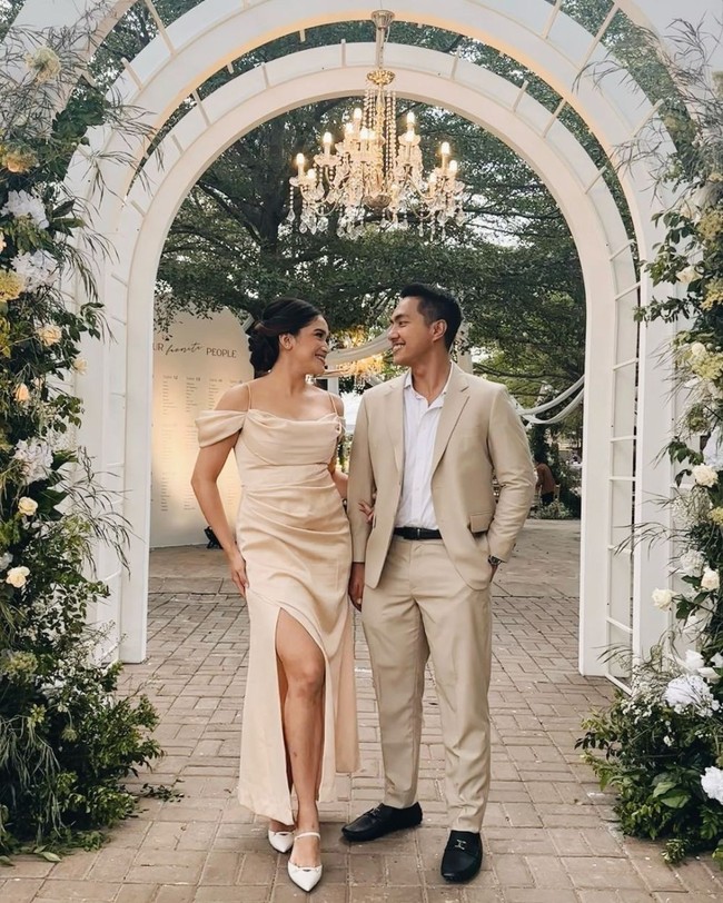 Menyambut para undangan, entrance gate di resepsi pernikahan Marco dan Debi tak kalah sedap dipandang. Berwarna putih, entrance gate tersebut dilengkapi dengan chandelier pada bagian tengahnya. Foto: Instagram