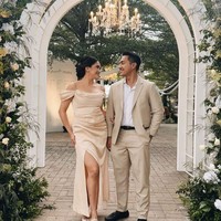 Menyambut para undangan, entrance gate di resepsi pernikahan Marco dan Debi tak kalah sedap dipandang. Berwarna putih, entrance gate tersebut dilengkapi dengan chandelier pada bagian tengahnya. Foto: Instagram