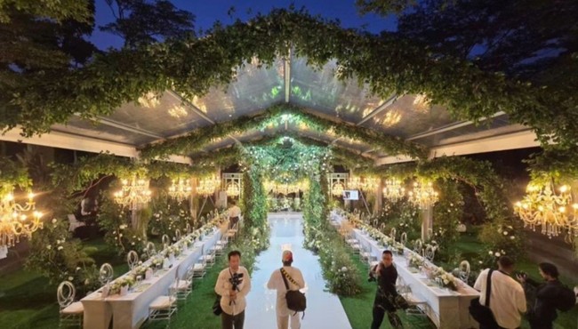 Dekorasi di acara resepsi Marco dan Debi tampak begitu mewah. Di dalam ruangan semi terbuka itu juga dipercantik dengan chandelier-chandelier berwarna keemasan. Foto: Instagram