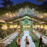 Dekorasi di acara resepsi Marco dan Debi tampak begitu mewah. Di dalam ruangan semi terbuka itu juga dipercantik dengan chandelier-chandelier berwarna keemasan. Foto: Instagram