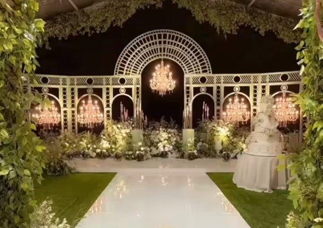 Sementara untuk pelaminan tampak dipenuhi dengan bunga-bunga putih. Meski tampak simpel, namun dengan dekorasi tersebut pelaminan Marco dan Debi jadi terlihat mewah dan elegan. Foto: Instagram