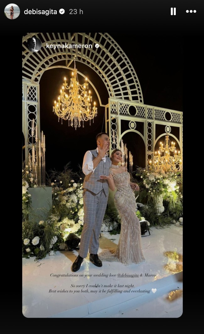 Perpaduan aneka tumbuhan hijau dengan lampu kuning dan dekorasi keemasan membuat resepsi Marco dan Debi tampak mewah dan elegan. Bunga-bunga putih juga tampak menghiasi acara resepsi Marco dan Debi. Foto: Instagram