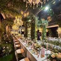 Setelah melangsungkan akad nikah pada Sabtu (8/6/24), Marco Ivanos dan Debi Sagita melanjutkan acara pernikahan dengan menggelar resepsi pada malam harinya. Berkonsep pesta kebun, lokasi resepsi pernikahan Marco dan Debi disulap menjadi penuh dengan tanaman hijau. Foto: Instagram