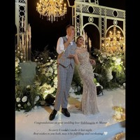 Perpaduan aneka tumbuhan hijau dengan lampu kuning dan dekorasi keemasan membuat resepsi Marco dan Debi tampak mewah dan elegan. Bunga-bunga putih juga tampak menghiasi acara resepsi Marco dan Debi. Foto: Instagram