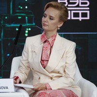 Maria tampak elegan dalam setelan jas putih dipadu blouse pink. Dia melengkapi penampilannya dengan aksesori mutiara, seperti anting, dan bros. Foto: Getty Images/Contributor