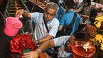 Melihat Ritual Memandikan Perahu Saat Perayaan Peh Cun di Tangerang