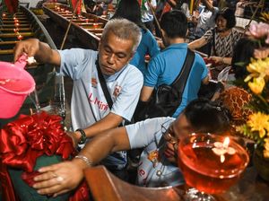 Melihat Ritual Memandikan Perahu Saat Perayaan Peh Cun di Tangerang