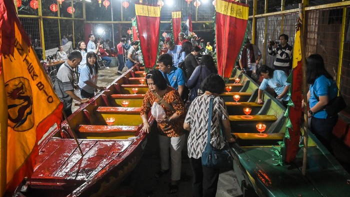 Melihat Ritual Memandikan Perahu Saat Perayaan Peh Cun di Tangerang Sejumlah warga keturunan Tionghoa mengikuti ritual memandikan perahu di Pendopo Peh Cun, Karawaci, Kota Tangerang, Banten, Minggu (9/6/2024). Tradisi memandikan perahu peninggalan Kapitan Oey Giok Koen tahun 1900 tersebut digelar rutin setiap tahun yang merupakan ritual penting dalam rangkaian parayaan Peh Cun di Kota Tangerang. ANTARA FOTO/Sulthony Hasanuddin/nym.