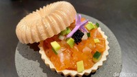 Hampir semua makanan yang ada di sini bahannya dibawa langsung dari Kyoto. Di menu pembuka ada Marinated Salmon yang disajikan dengan kyuri. Foto: detikFood