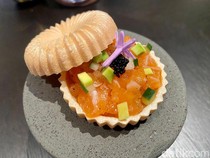 Menikmati Salmon Belly dan Warabi Mochi di Restoran Tertinggi di Jakarta