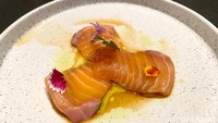 Lalu penggemar sashimi wajib coba Salmon Belly Carpaccio dengan saus ponzu dan ikura sebagai toppingnya. Foto: detikFood