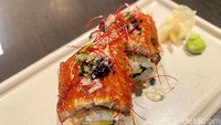 Tak kalah unik ada Unagi Truffle Roll, unagi yang sudah dipanggang kemudian disajikan seperti sushi dan di atasnya diberikan trufflle. Foto: detikFood