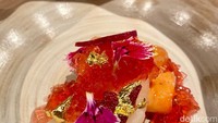 Tampil cantik dengan warna yang menarik, menu Dashi Vinegar Jelly ini menggunakan irisan ikan putih segar serta udang. Foto: detikFood