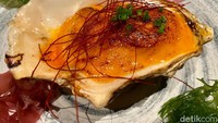 Tak lengkap rasanya makan malam di Keyaki Japanese Restaurant tanpa mencoba Japanese Grilled Oysternya. Hidangan tiram ini disantap dengan spicy mayonnaise. Foto: detikFood