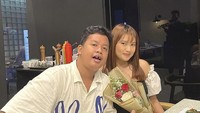Saat calon istrinya berulang tahun ke-22, komedian sekaligus presenter itu tentu merayakannya. Mereka pun terlihat makan di sebuah restoran steak. Foto: Instagram @jhonsss24 / @__ditamal