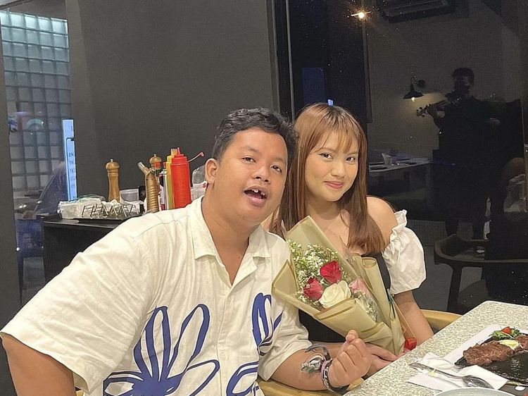 Mesranya Dustin Tiffani dan Calon Istri Saat Makan di Restoran