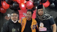 Kali ini dia calon mempelai pria itu sedang merayakan ulang tahun Bebek Carok, bisnis kuliner milik Tretan Muslim. Kue ulang tahun yang disiapkan pun dibuat dari tumpukan bebek goreng loh!  Foto: Instagram @jhonsss24 / @__ditamal