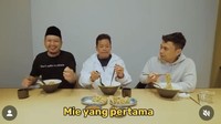 Bersama Tretan Muslim dan Raditya Dika, Dustin Tiffany pun tampak menikmati semangkuk ramen beserta camilan gyoza. Foto: Instagram @jhonsss24 / @__ditamal