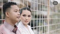 Komedian Dustin Tiffani akhirnya secara resmi melamar sang kekasih, Ditha Rizky Amalia pada Minggu (09/06). Keduanya siap menapaki jenjang lebih serius. Foto: Instagram @jhonsss24 / @__ditamal