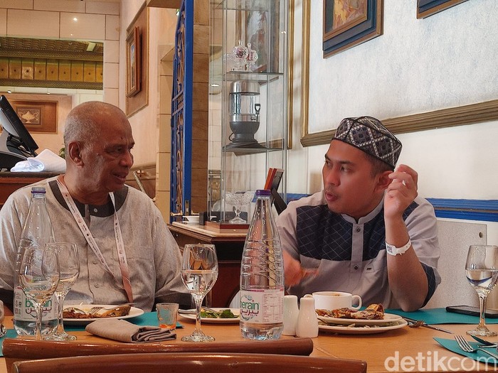 Mohammad Rocky Masyhur dan Ustaz M. Hafizd saat berbincang di  Hotel Dar El Tawhid Intercontinental, Makkah.