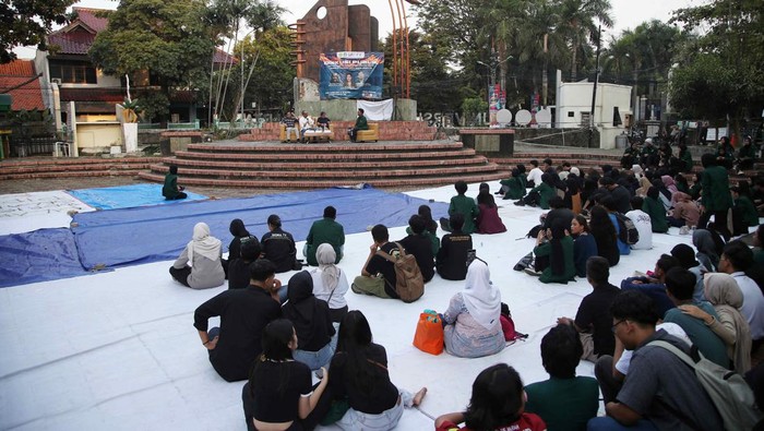 Momen Diskusi Publik Bersama Abraham Samad Kiri-kanan Sosiologi Politik UNJ Ubedilah Badrun, Mantan Ketua KPK Abraham Samad, dan Ahli Hukum Tata Negara Bivitri Susanti berbincang dalam diskusi publik bertemakan