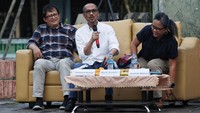 Kiri-kanan Sosiologi Politik UNJ Ubedilah Badrun, Mantan Ketua KPK Abraham Samad, dan Ahli Hukum Tata Negara Bivitri Susanti berbincang dalam diskusi publik bertemakan KKN: Komedi Putar Yang Menguras Kantong Rakyat di Teater Terbuka Universitas Negeri Jakarta, Senin (10/6/2024). 
