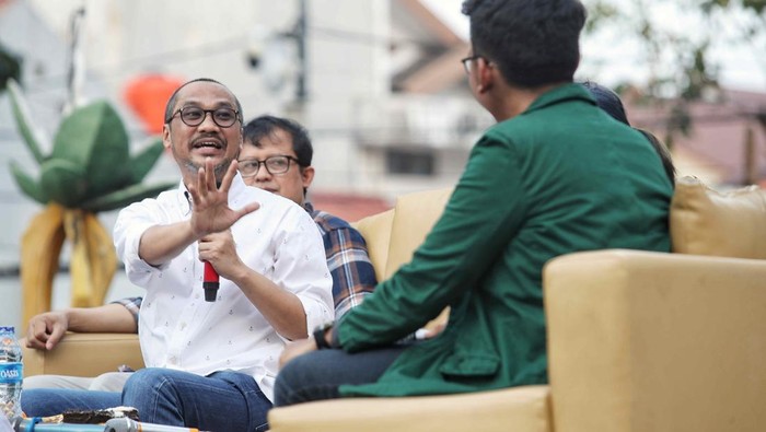 Momen Diskusi Publik Bersama Abraham Samad Kiri-kanan Sosiologi Politik UNJ Ubedilah Badrun, Mantan Ketua KPK Abraham Samad, dan Ahli Hukum Tata Negara Bivitri Susanti berbincang dalam diskusi publik bertemakan