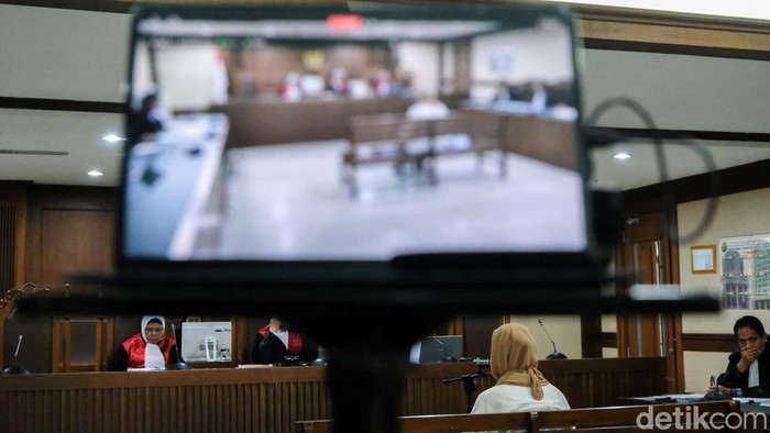 Galaila Karen Kardinah atau Karen Agustiawan membacakan pleidoi dalam kasus korupsi pembelian LNG di Pengadilan Tindak Pidana Korupsi (Tipikor), Jakarta Pusat, Senin (10/6/2024).