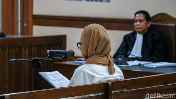 Momen Karen Agustiawan Bacakan Pleidoi di Kasus Pengadaan LNG