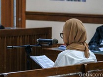 Momen Karen Agustiawan Bacakan Pleidoi di Kasus Pengadaan LNG