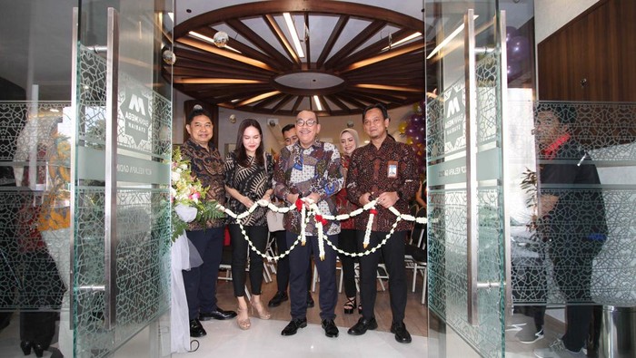 Direktur Bisnis Bank Mega Syariah Rasmoro Pramono Aji, Area Manager Jakarta 1 Alfansyah Arlandia S,  Sub Branch Manager Mega Syariah KCP Kelapa Gading N. Rosari Amalia Dewi, Direktur Utama Bank Mega Syariah Yuwono Waluyo dan Kepala Divisi Perizinan dan Implementasi Kebijakan Sistem Pembayaran Bank Indonesia (BI) Provinsi DKI Jakarta, Hery Afrianto melakukan peresmian KCP Bank Mega Syariah di Kelapa Gading, Jakarta Utara, Senin (10/6/2024).