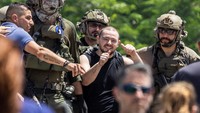 Almog Meir Jan, seorang sandera yang dibebaskan terlihat di Ramat Gan, Israel, Jumat (8/6/2024). REUTERS/Marko Djurica.