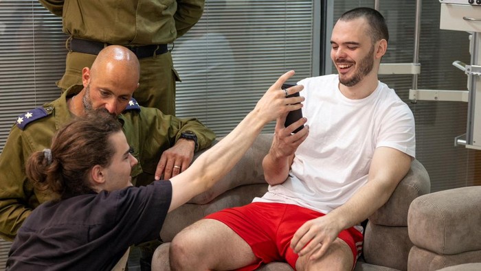 Momen Warga Israel yang Jadi Sandera Hamas Kembali Bertemu Keluarga Almog Meir Jan, a rescued hostage speaks with his loved ones, after the military said that Israeli forces have rescued four hostages alive from the central Gaza Strip, in Ramat Gan, Israel, in this handout image obtained by Reuters on June 8, 2024. Israeli Army/Handout via REUTERS THIS IMAGE HAS BEEN SUPPLIED BY A THIRD PARTY