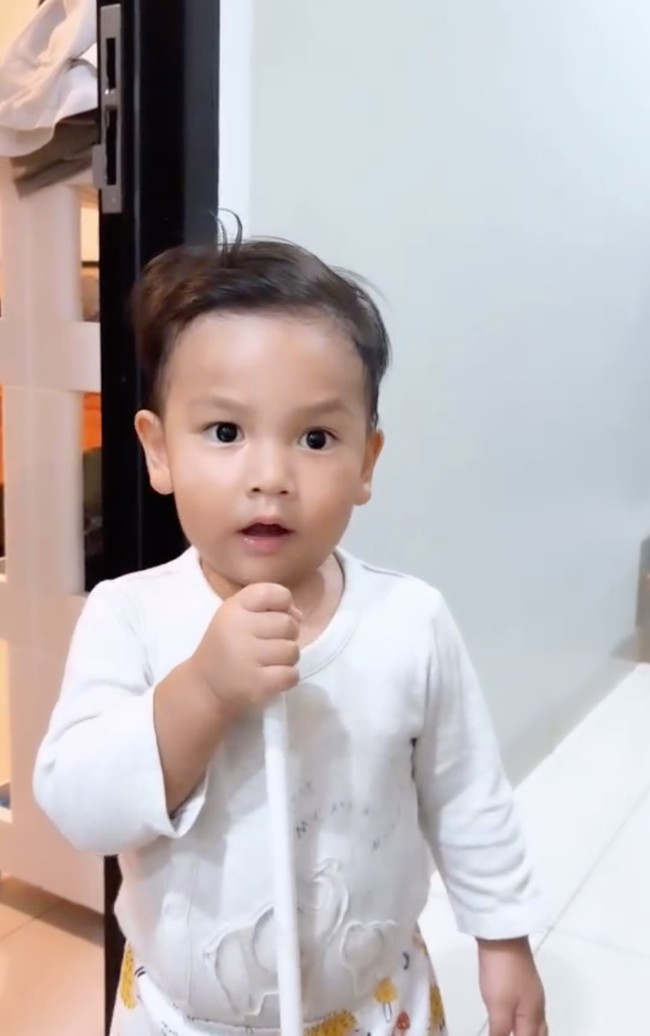 Melalui akun media sosial Instagram dan TikTok pribadinya, Indah terlihat beberapa kali membagikan video terkini sang anak. Salah satunya yang merekam saat Naka tengah bernyanyi. Foto: Instagram/@indahpermatas