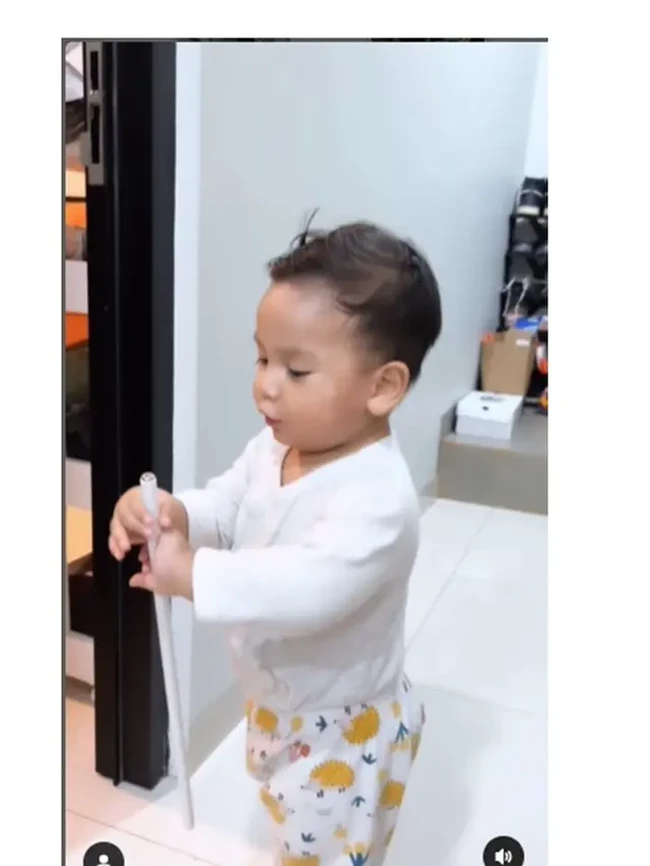 Tak hanya tingkahnya yang lucu, paras tampan sang anak pun banjir pujian netizen. Ganteng beneeeeeer, komentar salah seorang netizen. masya Allah ganteng amat sih naaak, tambah netizen lain. Foto: Instagram/@indahpermatas