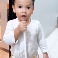Melalui akun media sosial Instagram dan TikTok pribadinya, Indah terlihat beberapa kali membagikan video terkini sang anak. Salah satunya yang merekam saat Naka tengah bernyanyi. Foto: Instagram/@indahpermatas