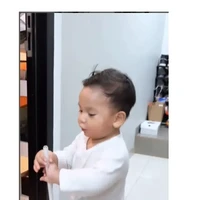 Tak hanya tingkahnya yang lucu, paras tampan sang anak pun banjir pujian netizen. Ganteng beneeeeeer, komentar salah seorang netizen. masya Allah ganteng amat sih naaak, tambah netizen lain. Foto: Instagram/@indahpermatas
