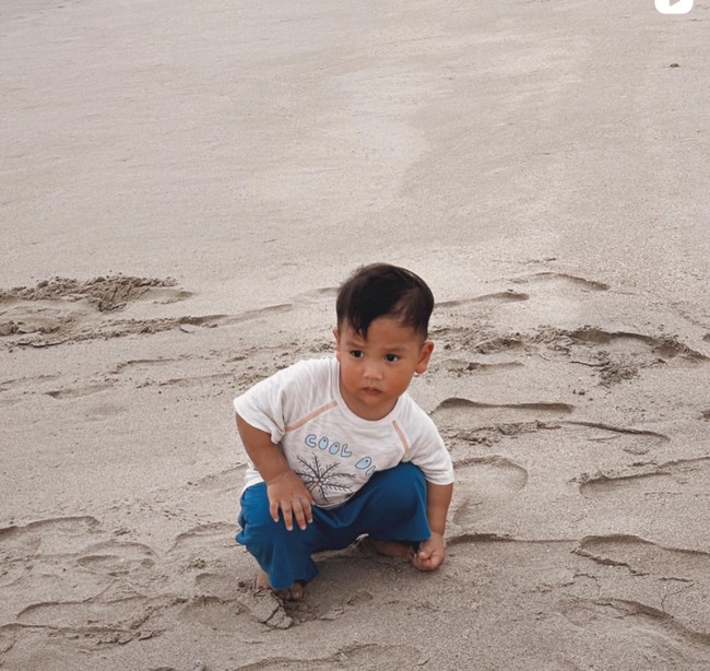 Sebelumnya Indah dan Arie memang sepakat untuk menutupi wajah sang anak sejak lahir. Kini rasa penasaran para netizen pun sudah terjawab karena bisa melihat wajah anak Arie dan Indah. Foto: Instagram/@indahpermatas