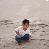 Sebelumnya Indah dan Arie memang sepakat untuk menutupi wajah sang anak sejak lahir. Kini rasa penasaran para netizen pun sudah terjawab karena bisa melihat wajah anak Arie dan Indah. Foto: Instagram/@indahpermatas