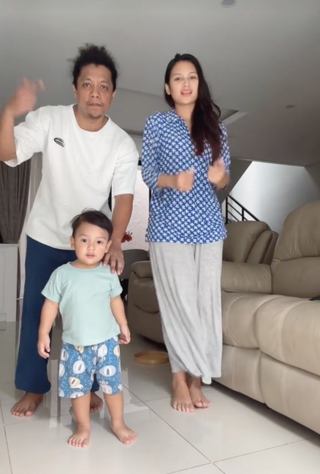 Di akun TikToknya Indah juga sempat terlihat membuat konten bersama Arie dan Naka. Nah kalau lagi satu frame seperti ini, dilihat-lihat Naka lebih mirip Arie atau Indah? Foto: TikTok/@inpersa16