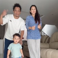 Di akun TikToknya Indah juga sempat terlihat membuat konten bersama Arie dan Naka. Nah kalau lagi satu frame seperti ini, dilihat-lihat Naka lebih mirip Arie atau Indah? Foto: TikTok/@inpersa16