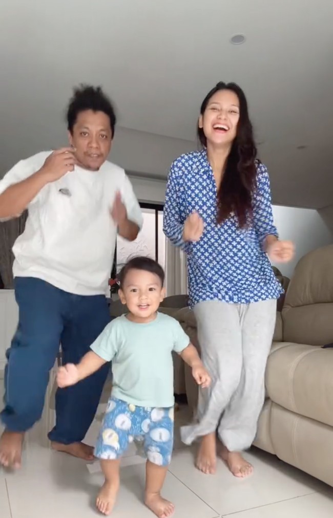 Bikin konten bersama kedua orangtuanya, Naka tampak begitu aktif dan lincah. Tingkahnya pun bikin gemas. Foto: TikTok/@inpersa16