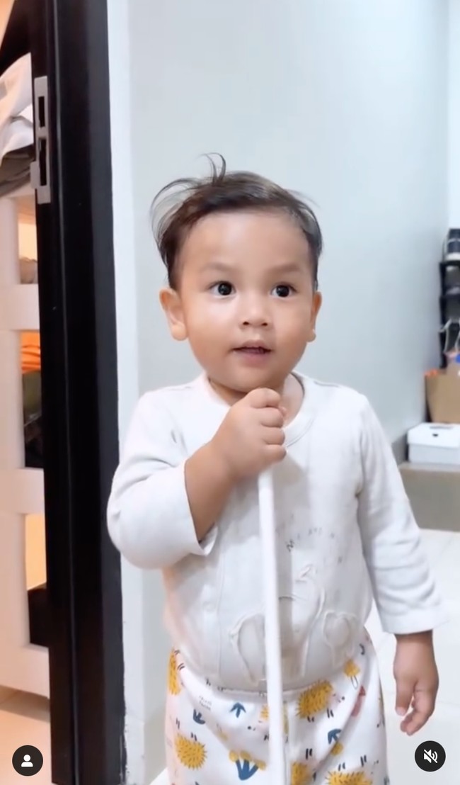 Lahir pada 1 September 2022, saat ini Naka baru berusia 1 tahun. Penampilan Naka pun berhasil mencuri atensi usai diungkap ke publik. Banyak yang menilai jika Naka memilik paras yang tampan. Foto: Instagram/@indahpermatas