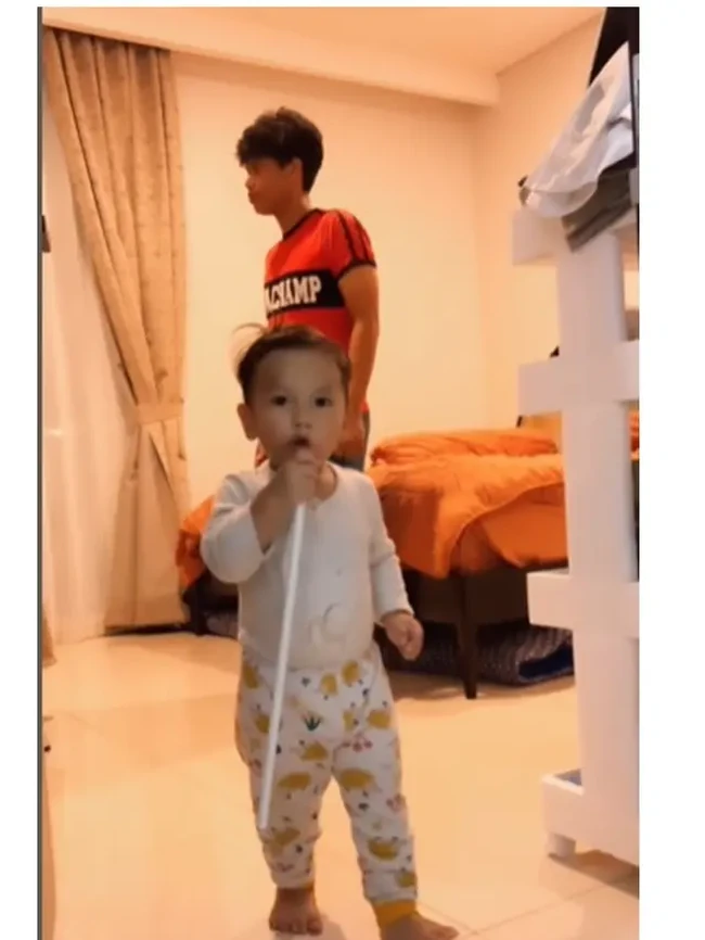 Setelah sempat ditutupi, Arie Kriting dan Indah Permatasari akhirnya mempublikasikan wajah sang putra ke publik. Sudah semakin besar, putra Arie dan Indah itu terlihat semakin lucu dan menggemaskan dengan tubuh gempalnya. Foto: Instagram/@indahpermatas