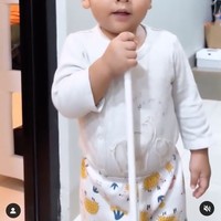 Lahir pada 1 September 2022, saat ini Naka baru berusia 1 tahun. Penampilan Naka pun berhasil mencuri atensi usai diungkap ke publik. Banyak yang menilai jika Naka memilik paras yang tampan. Foto: Instagram/@indahpermatas